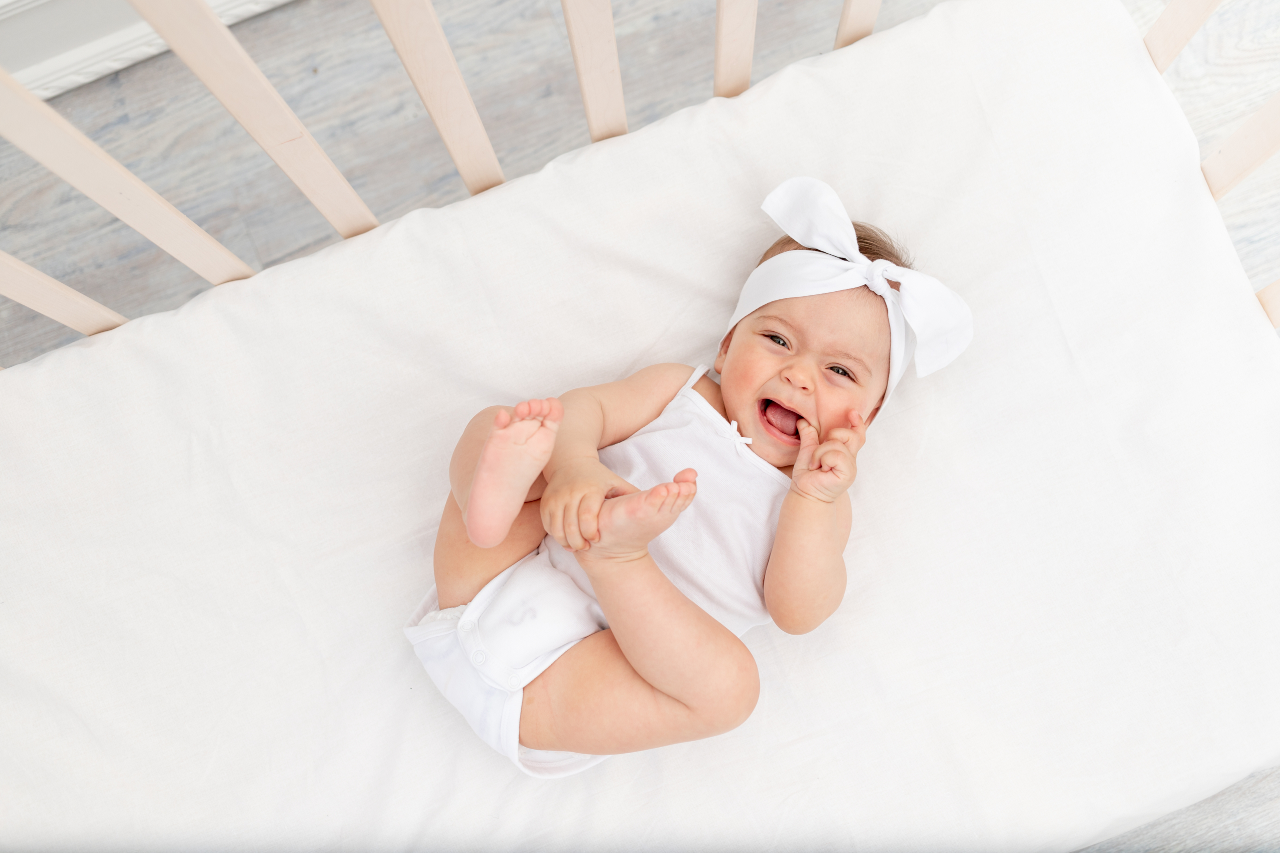 Niemowlak na pokładzie – jak przygotować łóżeczko niemowlęce na upały